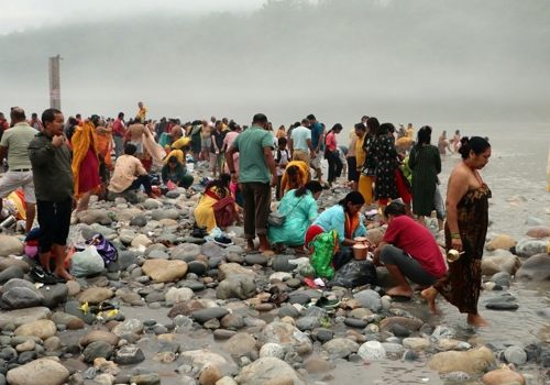 साउनमा देवघाट मेलामा एक लाख भक्तजनले गरे स्नान