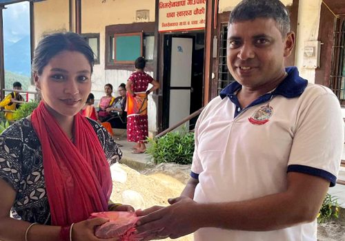 गर्भवती र सुत्केरीका आहारमा सुधार ल्याउन तरकारीको बीउ वितरण