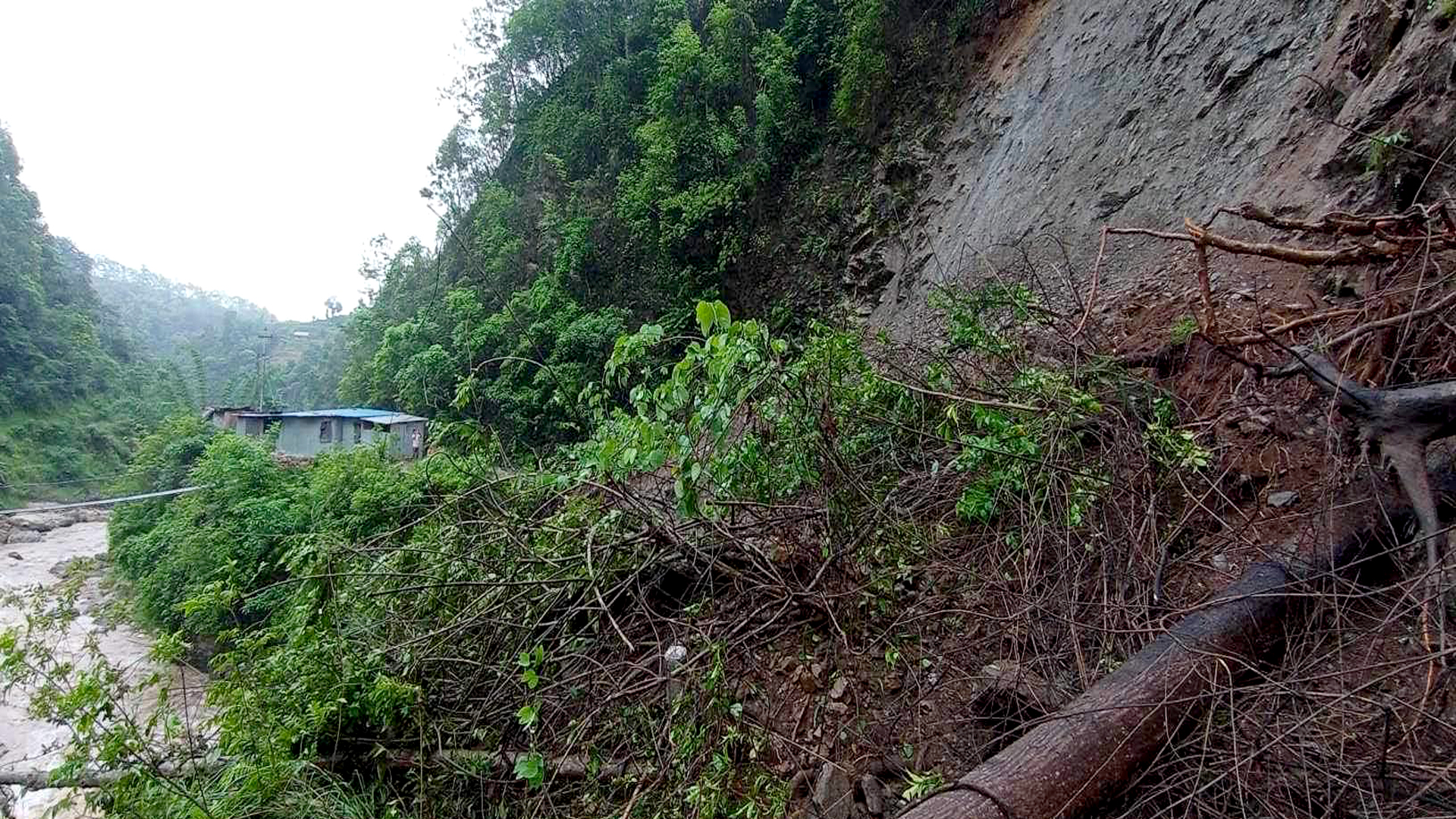 मध्यपहाडी लोकमार्गअन्तर्गत ‘डेउडी-भर्‍याङभुरुङ’ खण्ड अबरुद्ध