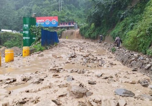 नागढुङ्गा सुरुङमार्ग नजिकै लेदो खसेर सडक अवरुद्ध