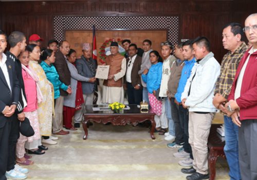 बाढीपहिरोबाट निधन भएका फुटबल खेलाडीका परिवारद्वारा प्रधानमन्त्रीको ध्यानाकर्षण