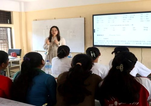 चिनियाँ भाषा र आइटी कक्षाका विद्यार्थी दीक्षित
