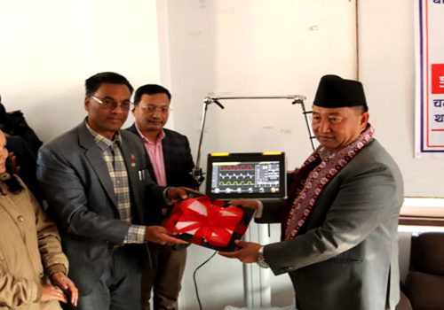 मुख्यमन्त्री लामाद्वारा चन्द्रागिरि नगर अस्पताललाई ‘भेन्टिलेटर’ हस्तान्तरण