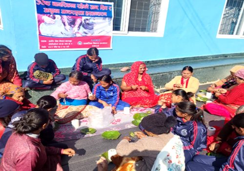 बालबालिकालाई दुनाटपरी बनाउन सिकाउँदै  ज्येष्ठ नागरिक