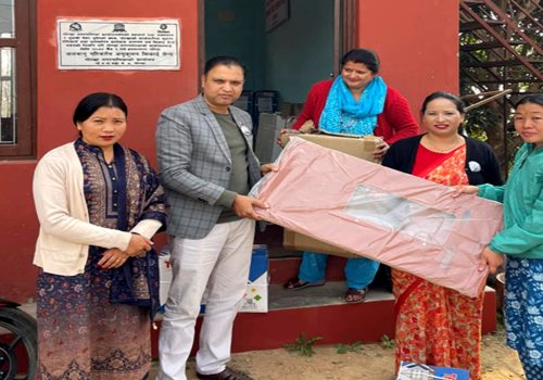 विपन्न महिलालाई अनुदानमा सिलाइ मेसिन वितरण