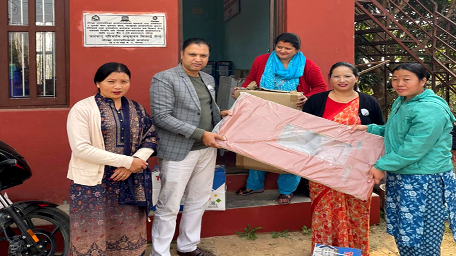 विपन्न महिलालाई अनुदानमा सिलाइ मेसिन वितरण