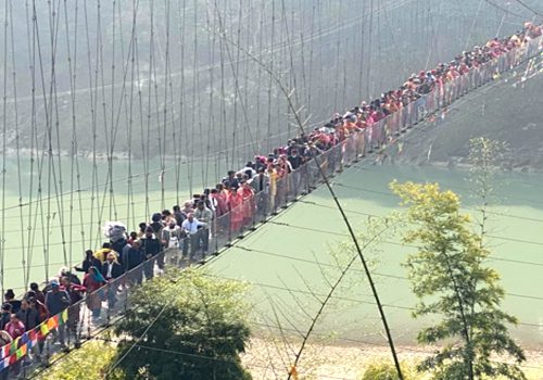 जोखिमयुक्त झोलुङ्गे पुलमार्फत यात्रा गर्न बाध्य भक्तजन