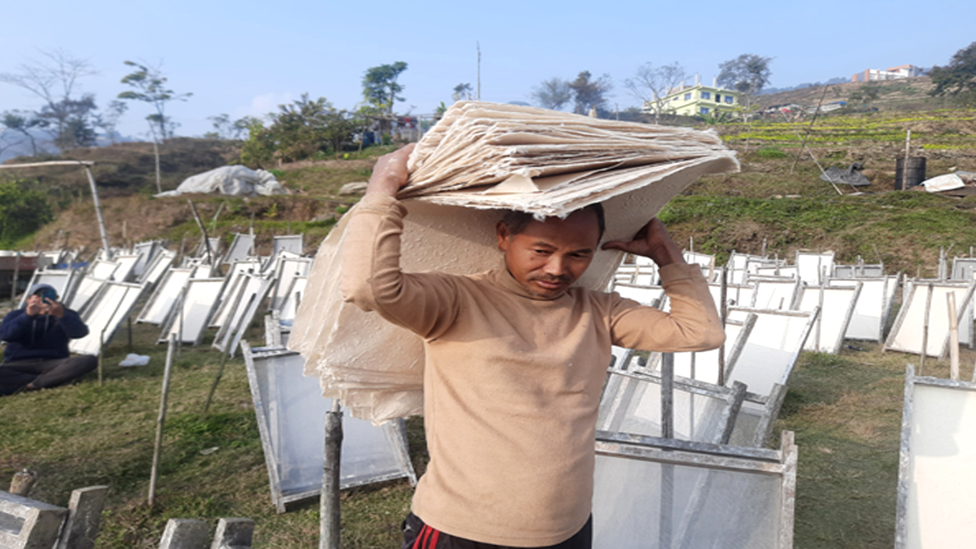 कागज उद्योगमा रमाउँदै पासाङ