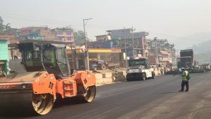 मुग्लिन पोखरा सडक :  दमौली बजारस्थित बागबजार खण्डमा दोस्रो चरणको कालोपत्र सुरु