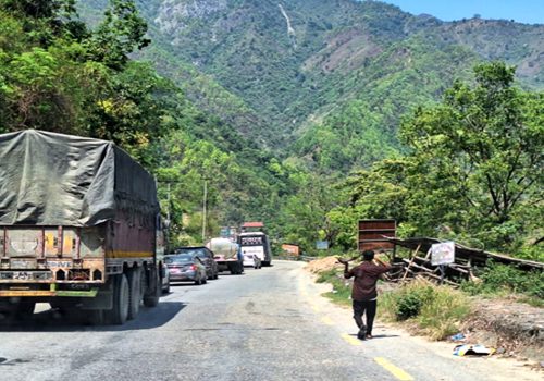ट्रक पल्टिँदा अवरुद्ध नारायणगढ–मुग्लिन सडक एकतर्फि खुला