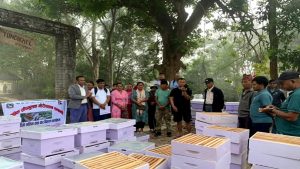 बन्दीपुरका एक सय किसानलाई मौरीसहित घार वितरण