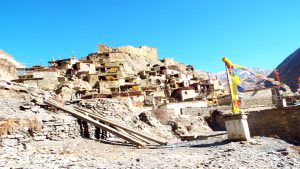 बर्खा लाग्यो : डरै डरमा मनाङका माटाका घर