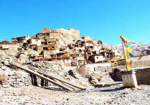 बर्खा लाग्यो : डरै डरमा मनाङका माटाका घर