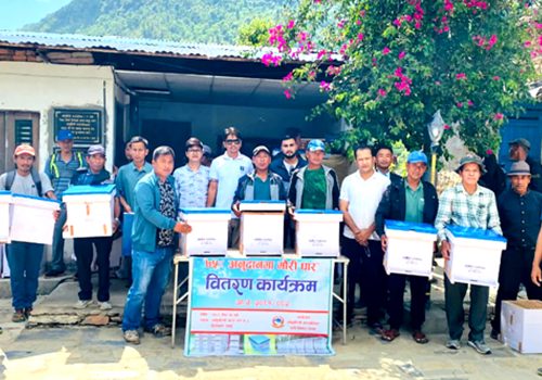 कृषकलाई सीपसँगै मौरीघार वितरण