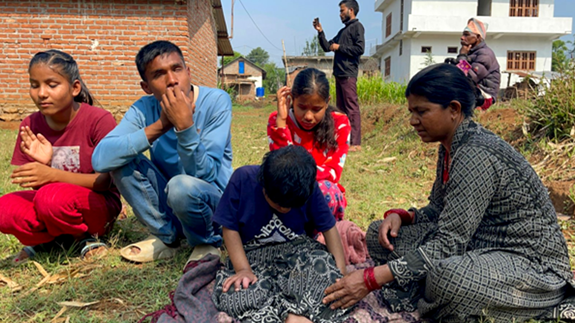 सहयोग जुटाएर एकाघरका चार दृष्टिविहीनलाई आवास बनाइँदै