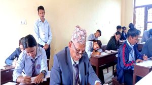 कक्षा १२ को परीक्षा दिँदै ६८ वर्षीय लालबहादुर