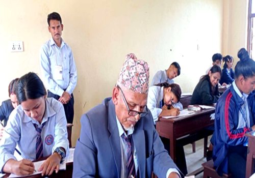 कक्षा १२ को परीक्षा दिँदै ६८ वर्षीय लालबहादुर