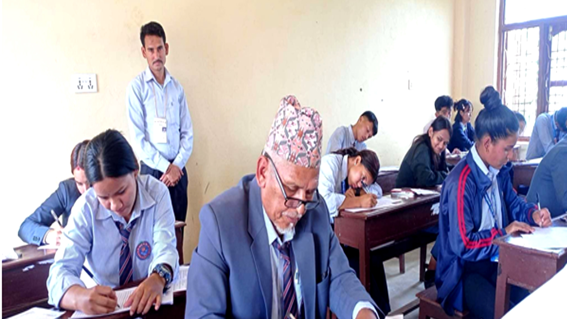 कक्षा १२ को परीक्षा दिँदै ६८ वर्षीय लालबहादुर