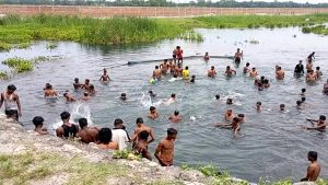 गर्मी छल्न कोशी कटान क्षेत्रमा नुहाउनेको भीड