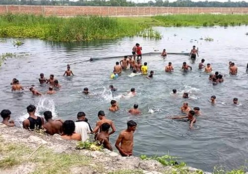 गर्मी छल्न कोशी कटान क्षेत्रमा नुहाउनेको भीड