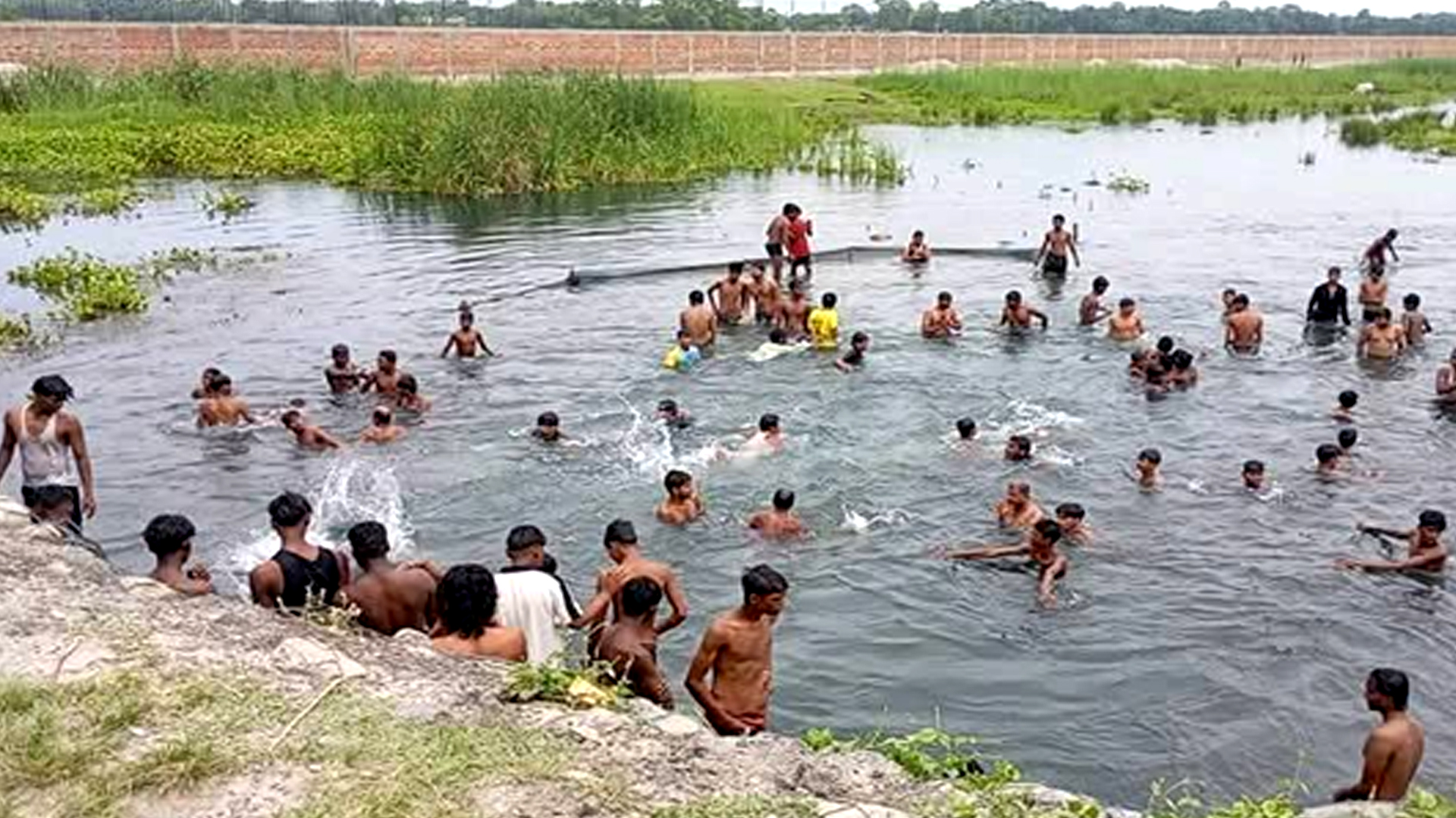 गर्मी छल्न कोशी कटान क्षेत्रमा नुहाउनेको भीड