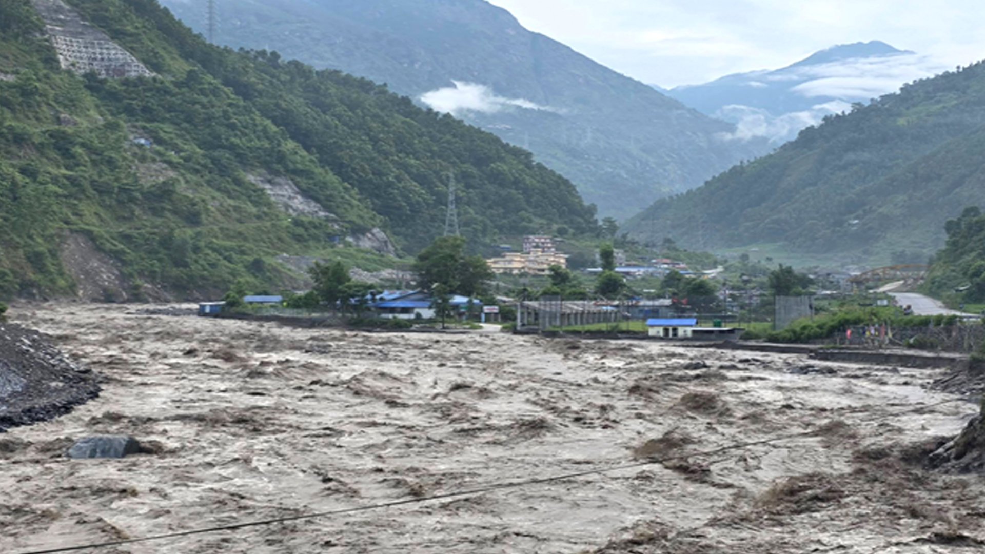 भोटेकोसीमा भीषण बाढी, सतर्क रहन आग्रह