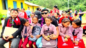 विपन्न विद्यार्थीलाई झोलासहित पाठ्यसामग्री वितरण