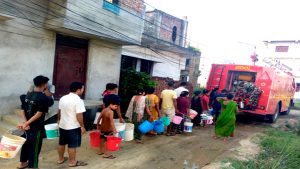 नेपाली सेनाद्वारा वीरगञ्जमा पानी वितरण