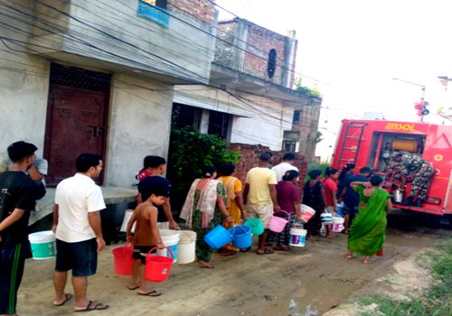नेपाली सेनाद्वारा वीरगञ्जमा पानी वितरण