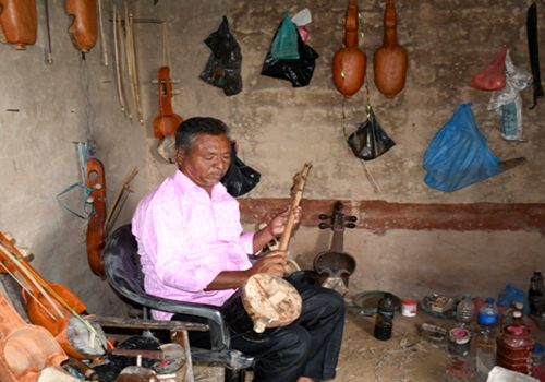 बिक्न छाडे सारङ्गी, सुनिन छाड्यो धुन