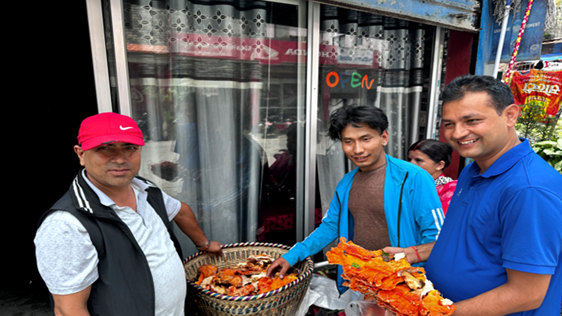 बेनी बजारमा रातो च्याउको माग बढी