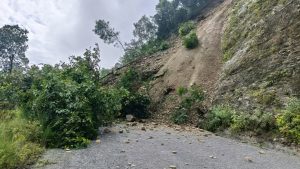 पहिरोले मध्यपहाडी लोकमार्ग अवरुद्ध