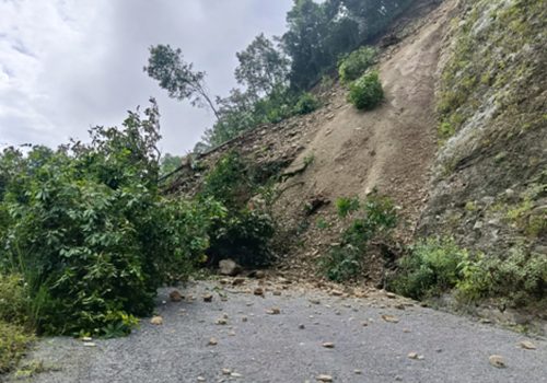 पहिरोले मध्यपहाडी लोकमार्ग अवरुद्ध