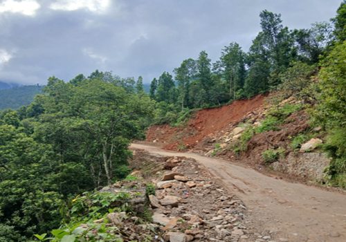 धादिङ–मलेखु सडकः  दारेगौँडाभिरमा अझै भासिने र पहिरो जाने क्रम रोकिएन