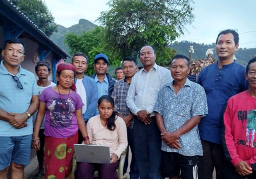 सहयोग जुटाएर दृष्टिविहीन विद्यार्थीलाई ल्यापटप