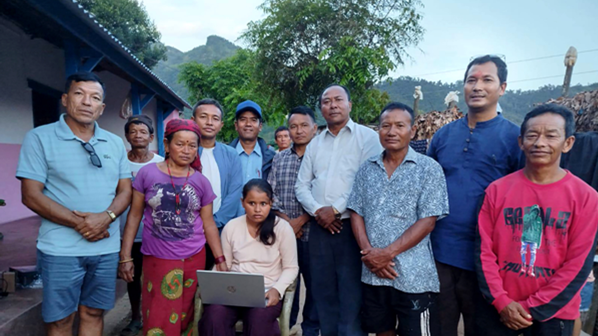 सहयोग जुटाएर दृष्टिविहीन विद्यार्थीलाई ल्यापटप