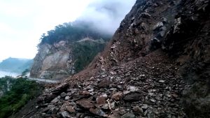 तुइन खोलामा खसेको पहिरोका कारण नारायणगढ–मुग्लिन  सडक अवरुद्ध