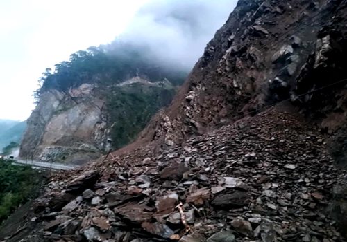 तुइन खोलामा खसेको पहिरोका कारण नारायणगढ–मुग्लिन  सडक अवरुद्ध