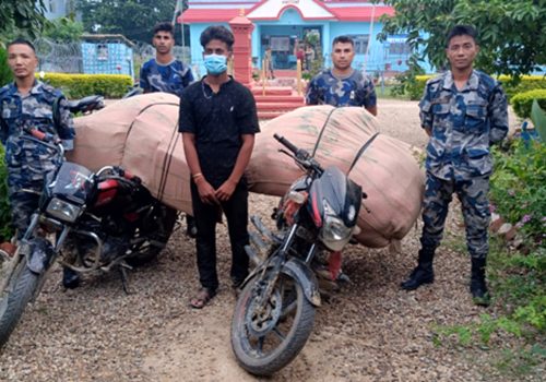 भन्सार छलीको कपडा र मोटरसाइकलसहित युवक पक्राउ