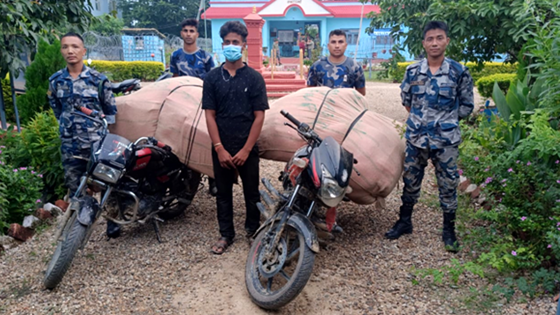 भन्सार छलीको कपडा र मोटरसाइकलसहित युवक पक्राउ