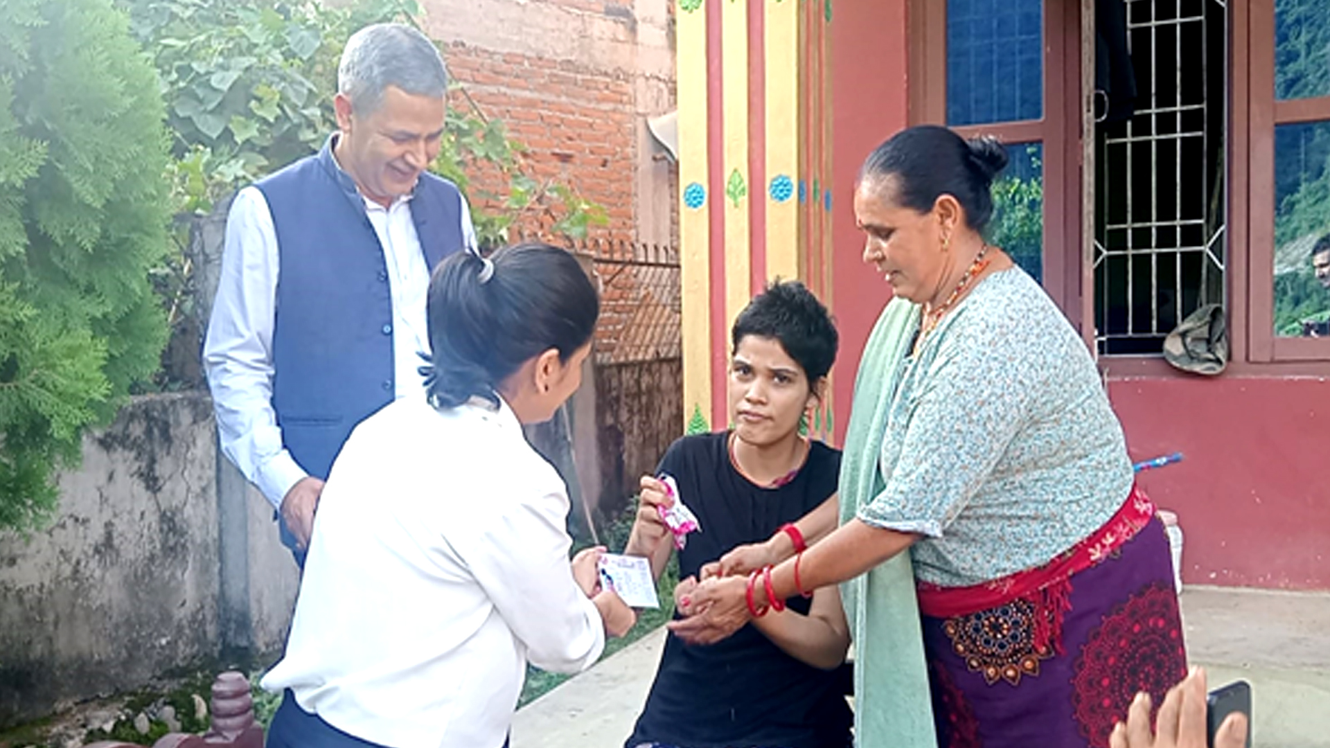 फरक क्षमता भएकी २७ वर्षीया पन्थलाई निवासमै नागरिकता