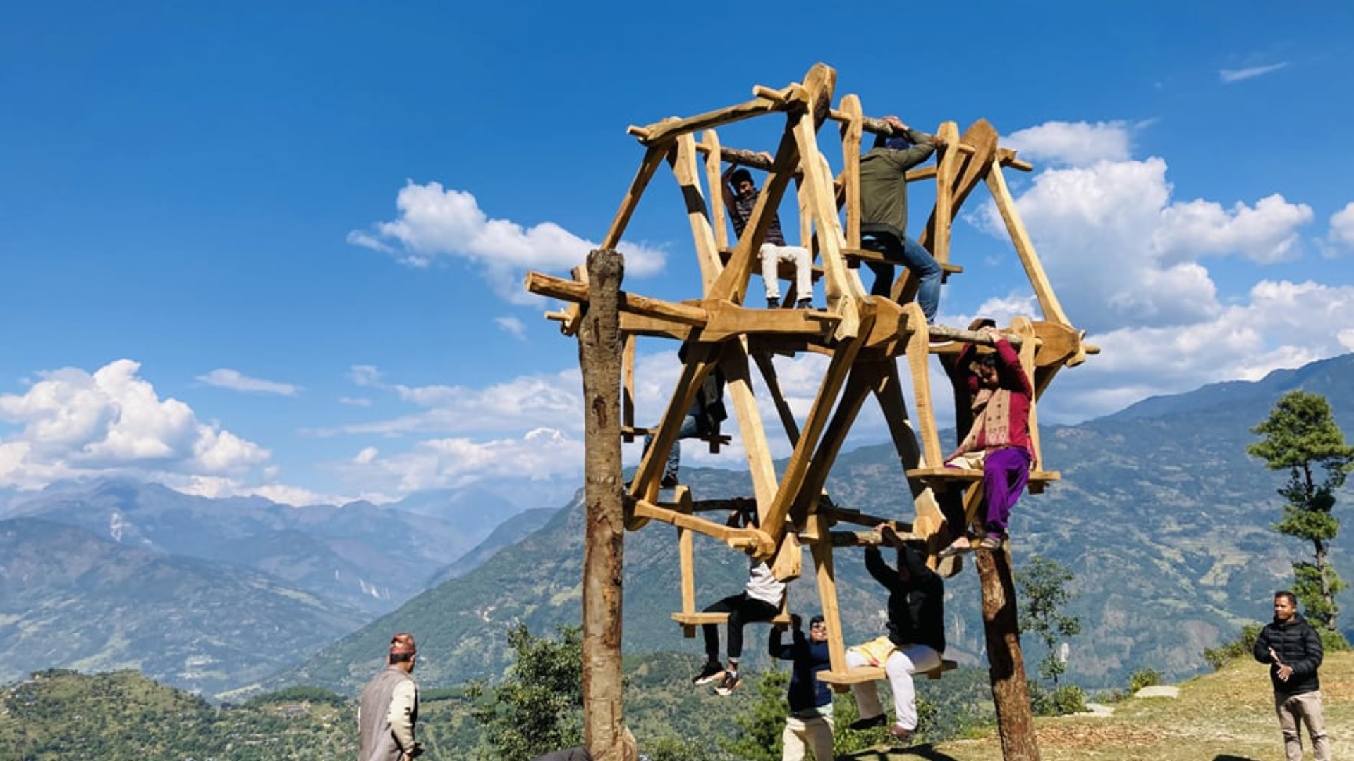 चर्खेपिङ संरक्षण गर्दै गाउँले