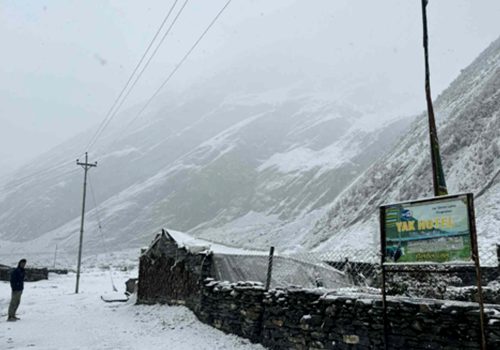 उत्तरी गोरखामा हिमपातहुँदा मनास्लु क्षेत्र भ्रमणमा गएका पर्यटक प्रभावित