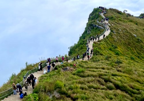 पर्यटक भन्छन्ः ‘मानुङकोटको सुन्दरताले लोभ्यायो’