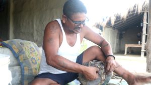 तिहारका लागि मादल बनाउन भ्याइनभ्याइ