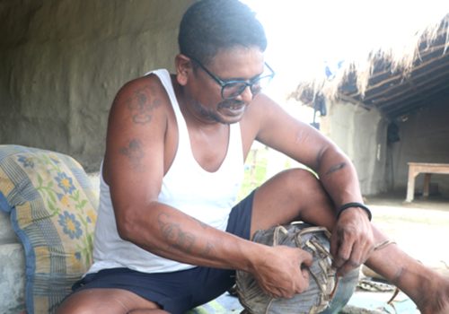 तिहारका लागि मादल बनाउन भ्याइनभ्याइ