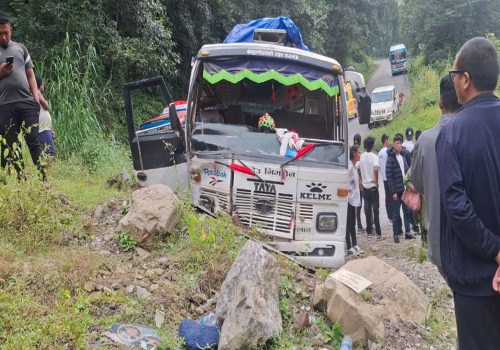 पाँचकिलोमा बस दुर्घटना, २० जना घाइते