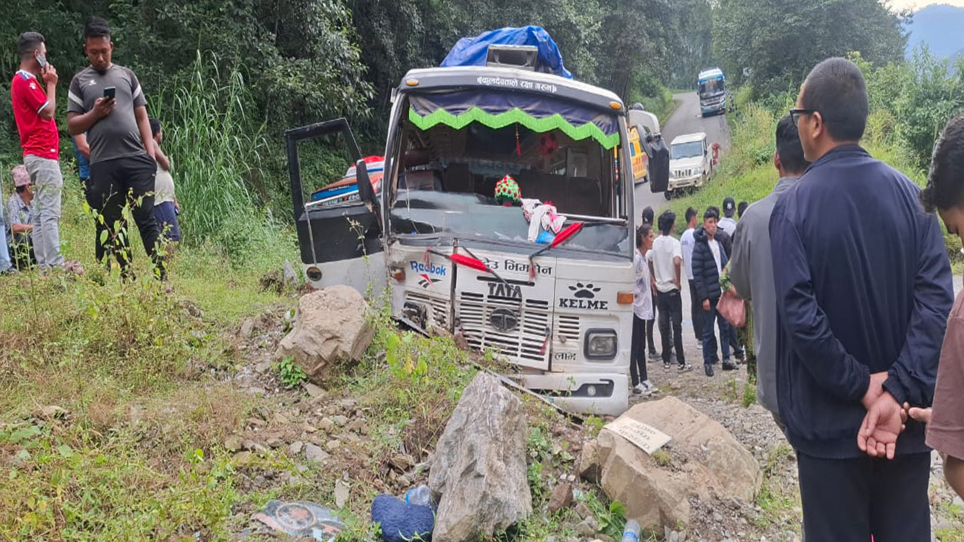 पाँचकिलोमा बस दुर्घटना, २० जना घाइते
