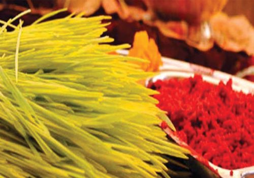 दसैँको दोस्रो दिनः टीका लगाइँँदै