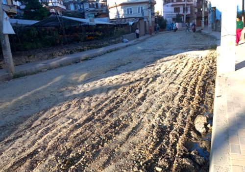 पशुपतिनाथ र बौद्धनाथ जोड्ने सडकमा ‘अस्फाल्ट प्रविधि’ को कालोपत्र